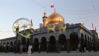 دانلود استوک فوتیج مذهبی آماده : نمایی  از رفت و آمد مردم در حرم حضرت زینب (س)