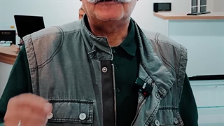 اقبال واحدی مجری تلویزیون و صدا و سیما در مرکز تعمیر دوربین ایده ال