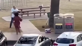 ویدیو کامل لحظه خلع سلاح یکی از مهاجمین سیدنی توسط مرد سوری و فرار مهاجم پس از آن