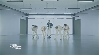 اجرای آهنگ Talk To You از (By TXT) YEONJUN در برنامه The Kelly Clarkson Show