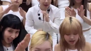 یه گربه تنها روی رودخونه یخ زده راه میره