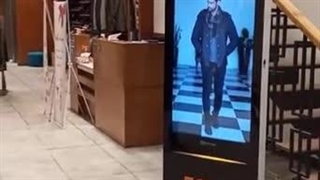 یک فروش حرفه ای با استند فروشگاهی در فروشگاه لباس