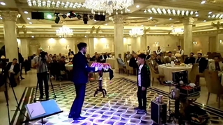 بلند کردن میز تالار در عروسی و حیرت میهمانان