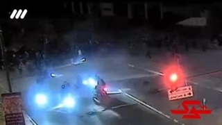 ضبط دوربین مدار بسته از گله ای از زامبی ها و حمله به پلیس zombie Attack police.resident evil