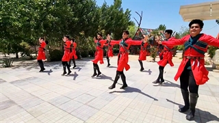 گروه رقص آذربایجانی آیلان (کلیپ رقص استاد حاجی بابایی با هنرمندان ارشد آیلان)