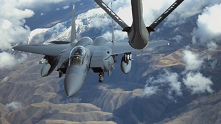 مکالمه‌ رادیویی خودمانی خلبان جنگنده و خدمه‌ سوخت‌ رسان وسط آسمان