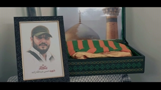 پرچم حرم مطهر امام رضا(ع) منزل شهید جنگ رمضان حسن عبدالله زاده(ره)