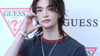 هیونجین از SKZ در پاپ آپ GUESS