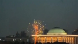 جونسو: الیز !! امیدوارم از آتش‌بازی‌های قشنگ لذت ببری و بقیه روزت رو هم با خوشحالی بگذرونی